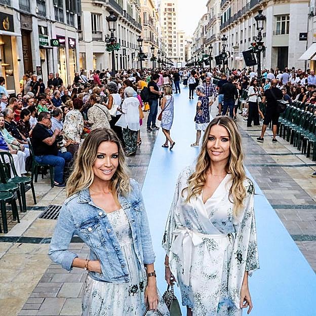 Nicole Kempel posa con su hermana gemela, Bárbara. AMbas lucen prendas de su marca de moda, Baniki. 