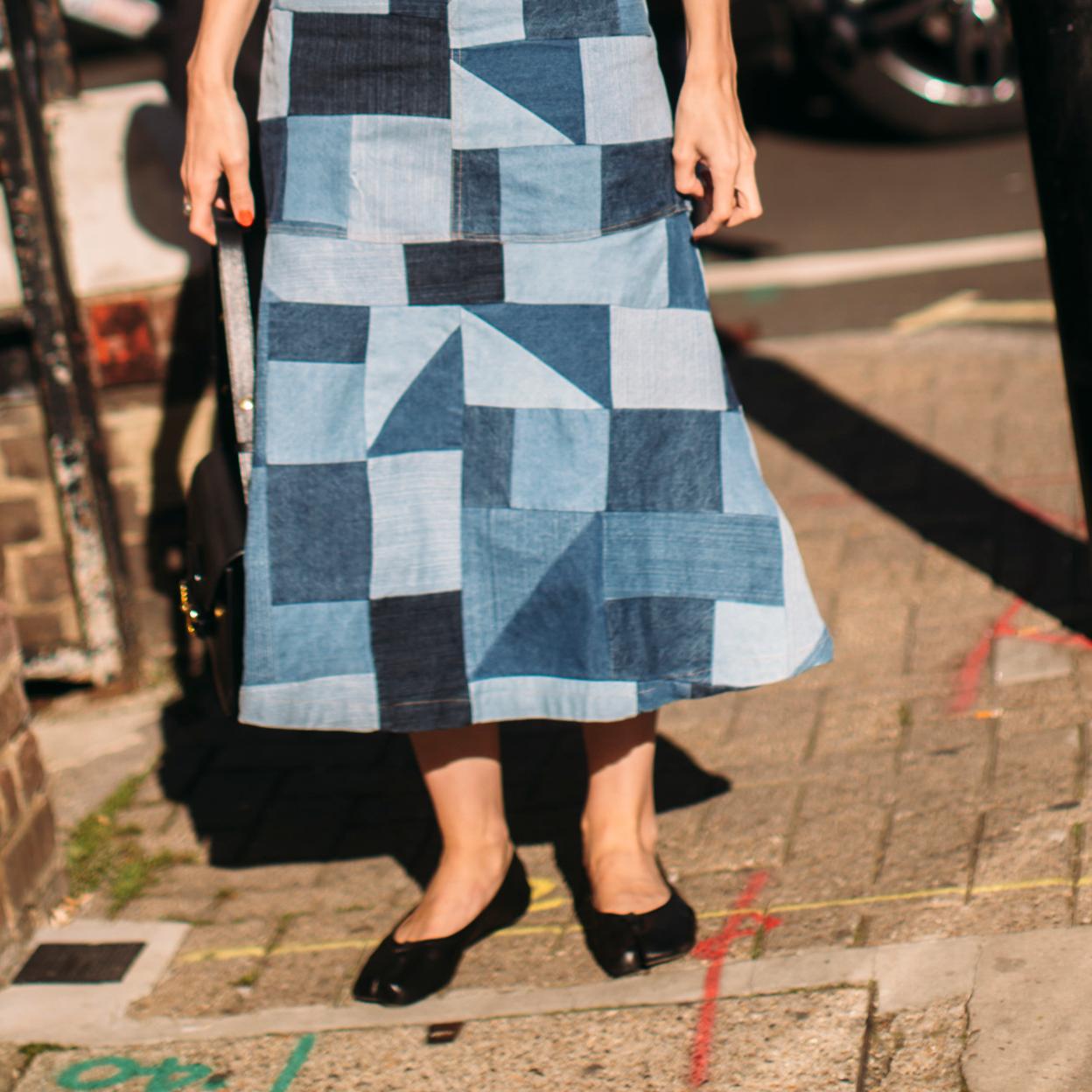 Una mujer con bailarinas negras.