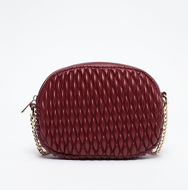 Bolso bandolera acolchado de Lefties.