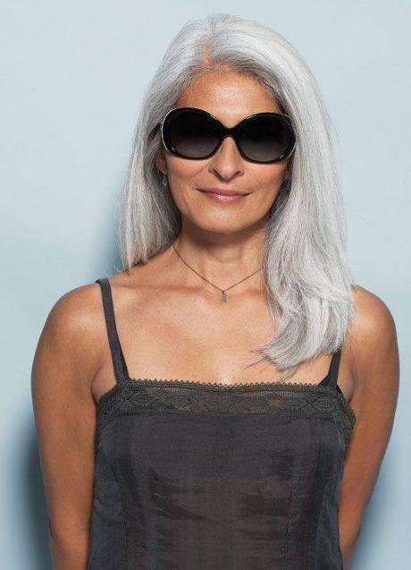 Imagen - Mujer con pelo blanco natural