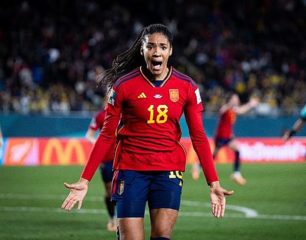 Salma Paralluelo celebrando el gol.