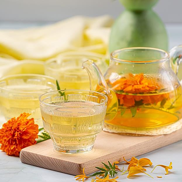 Infusión fría de limón y caléndula. 