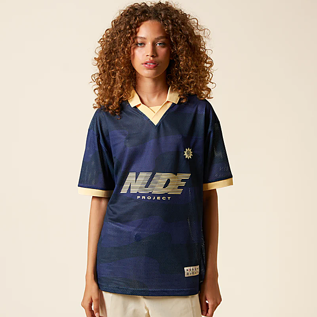 Imagen principal - Las camisetas de fútbol de Nude Project, Stradivarius y Pompeii Brand.