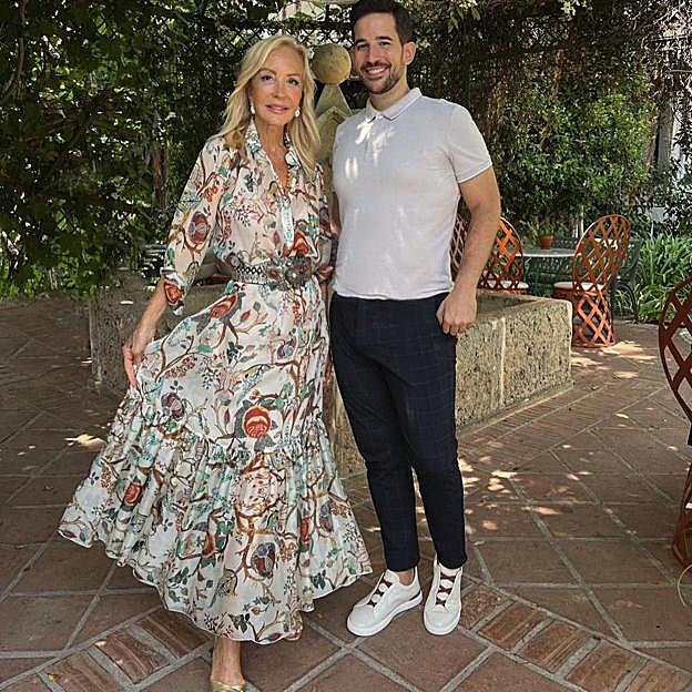 Carmen Lomana con el vestido estampado de Alberta Ferretti.