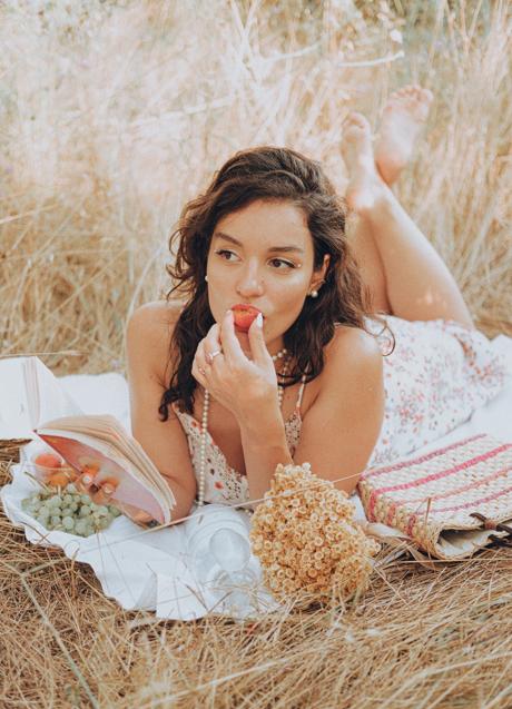 Imagen - Mujer comiendo/PEXELS