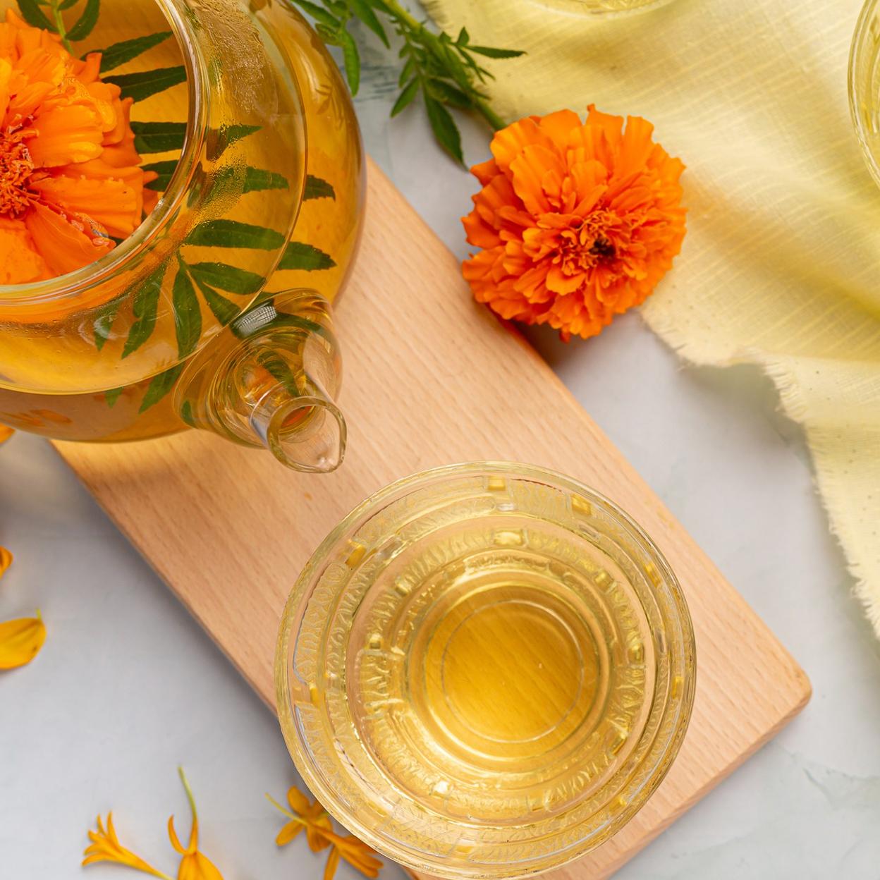 Infusión fría de limón y caléndula. 