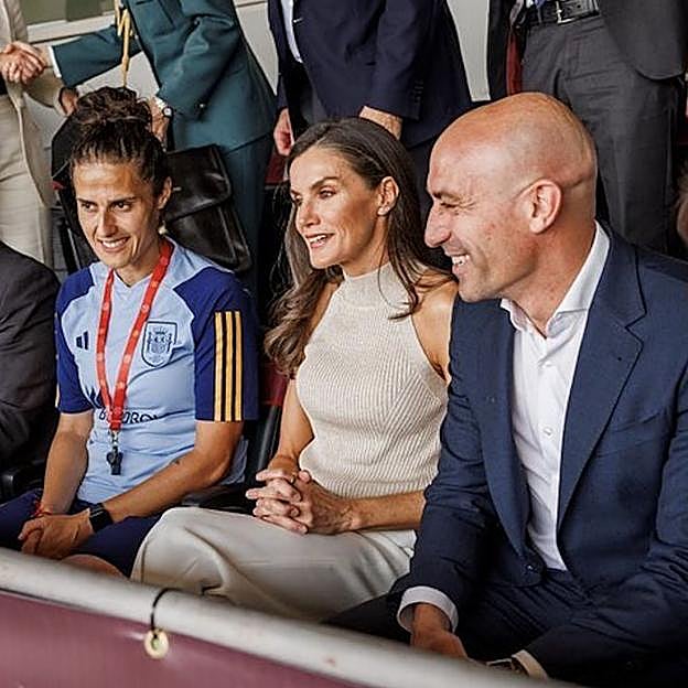 La reina Letizia asistió a un entrenamiento de la Selección femenina de fútbol el pasado mes de junio. 