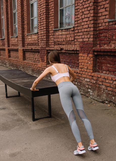 Imagen - Mujer haciendo flexiones/PEXELS