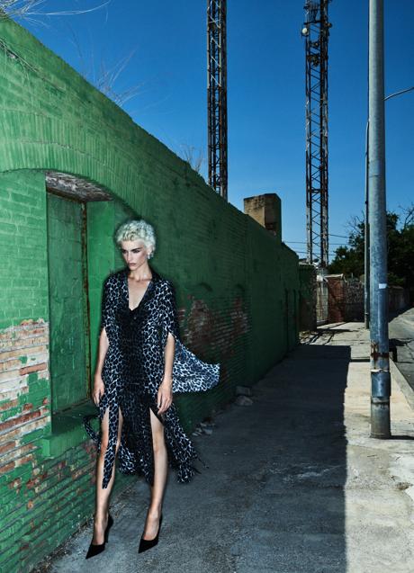 Imagen - Camisa y falda de Michael Kors, sujetador de Eres y salones de Versace. Fotografía: Jonathan SEGADE / Estilismo: Sara BASCUÑÁN