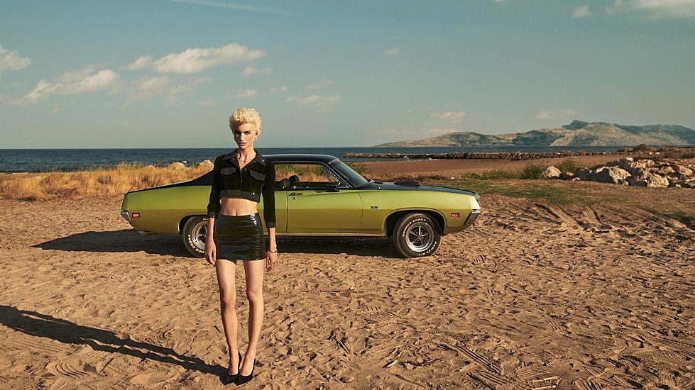 Bolero de Armani; falda y salones de Versace y joyas de Swarovski.