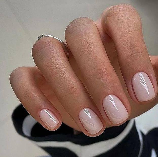 Milky Nails como tendencias de uñas cortas
