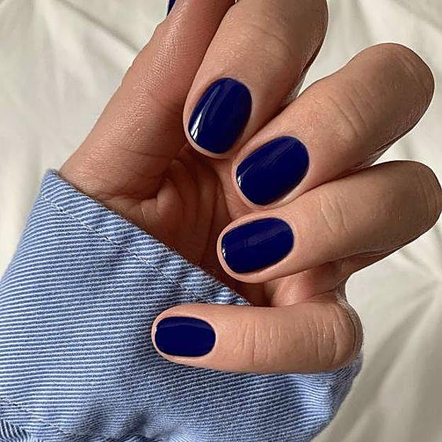 Manicura de uñas azules en tono marino