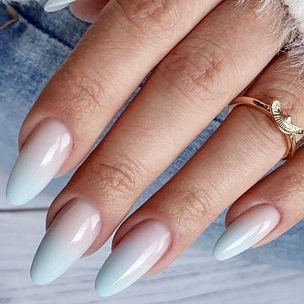 Uñas azules con manicura francesa difuminada tendencia