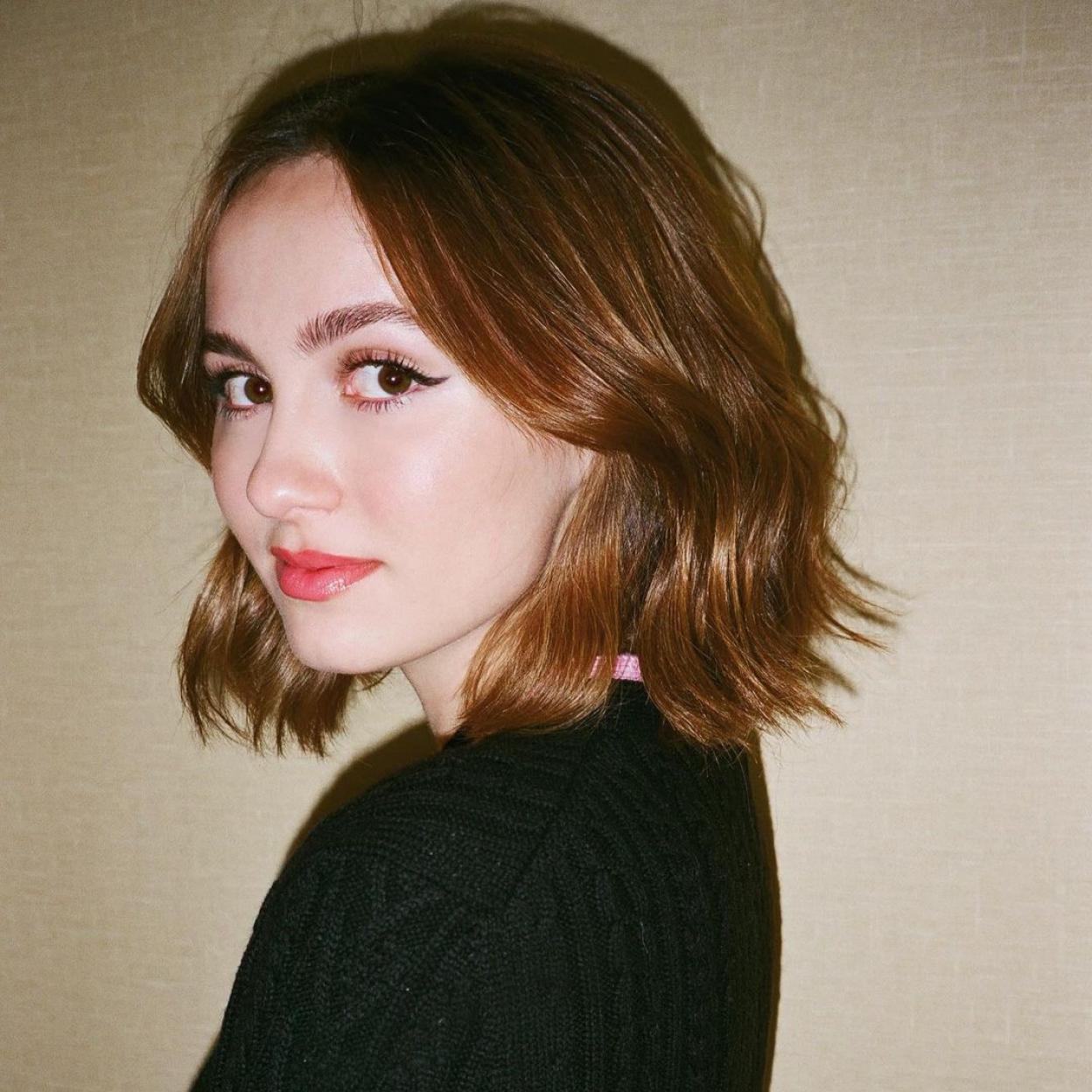 Actriz Maude Apatow con eyeliner negro