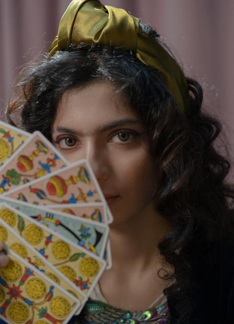Imagen - Mujer con cartas del Tarot/PEXELS