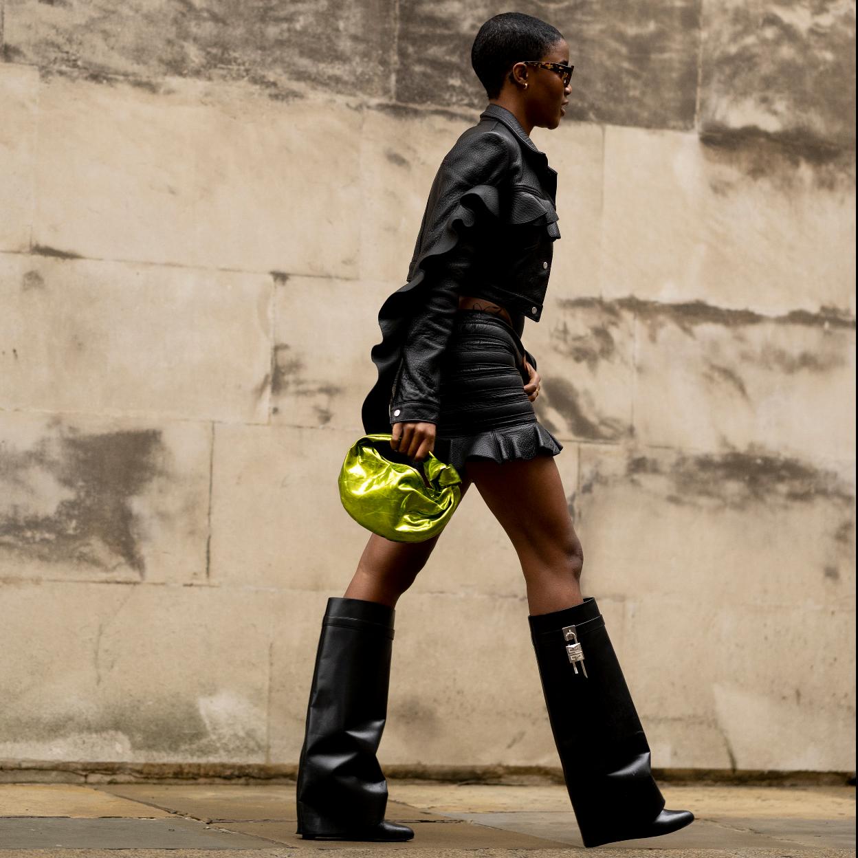 Un look de street style con las botas tendencia.