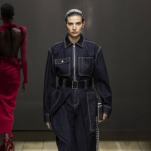 Imagen principal - Imagen del último desfile de Alexander McQueen, para este otoño y fotos del Street Style de Copenhague con prendas de Pull & Bear.