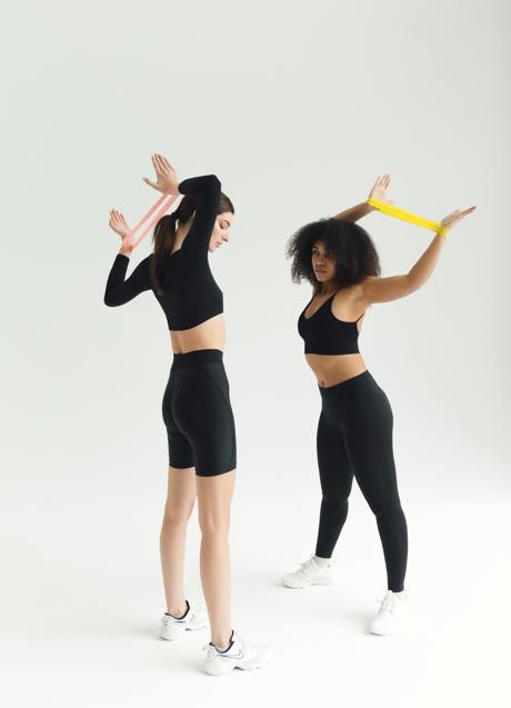 Imagen - Mujeres entrenando con banda de resistencia/PEXELS