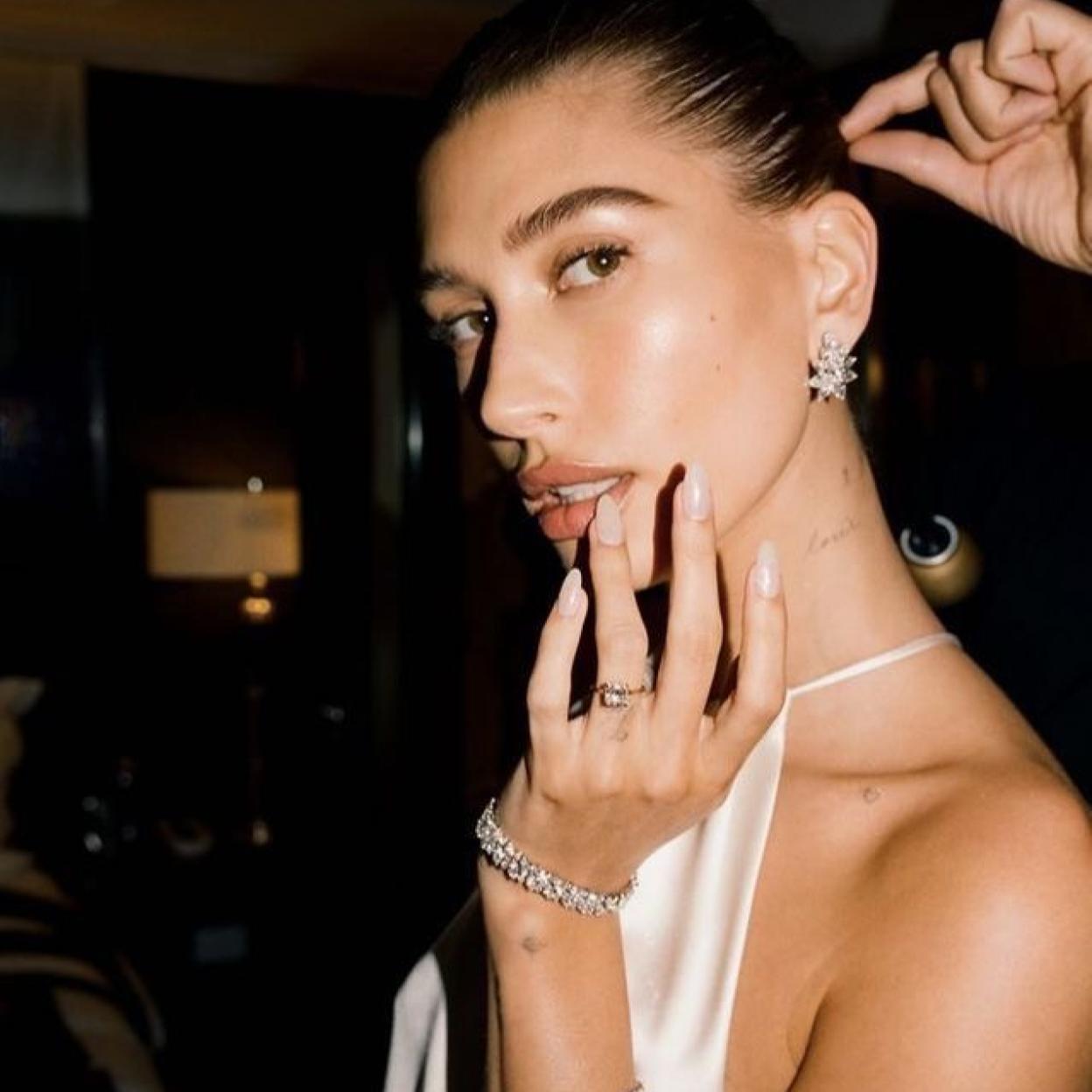 Hailey Bieber con la manicura glazed donut.