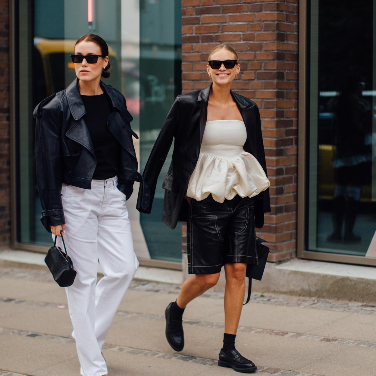 Dos mujeres con básicos de lujo en el street style.