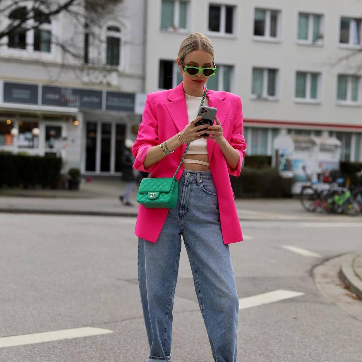 La influencer lleva un look con chaqueta rosa