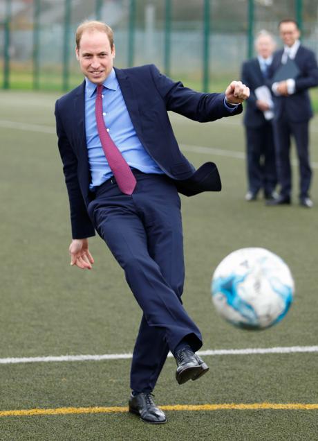 Imagen - El príncipe Guillermo le da una pata a aun balón de fútbol. Foto: GETTY IMAGES