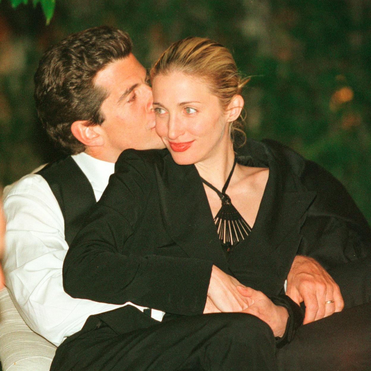 John F. Kennedy Jr. y Carolyn Bessette. 