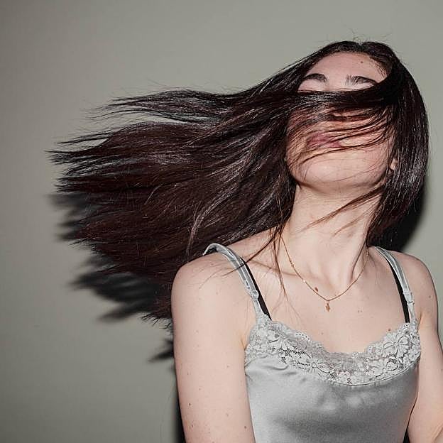 Mujer con pelo en movimiento