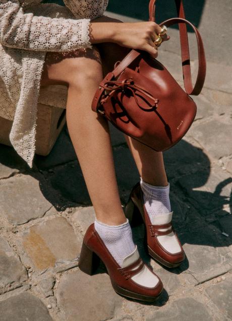 Imagen - Imagen del bolso Farrow en tamañio mini y piel natural, de Sézane. 