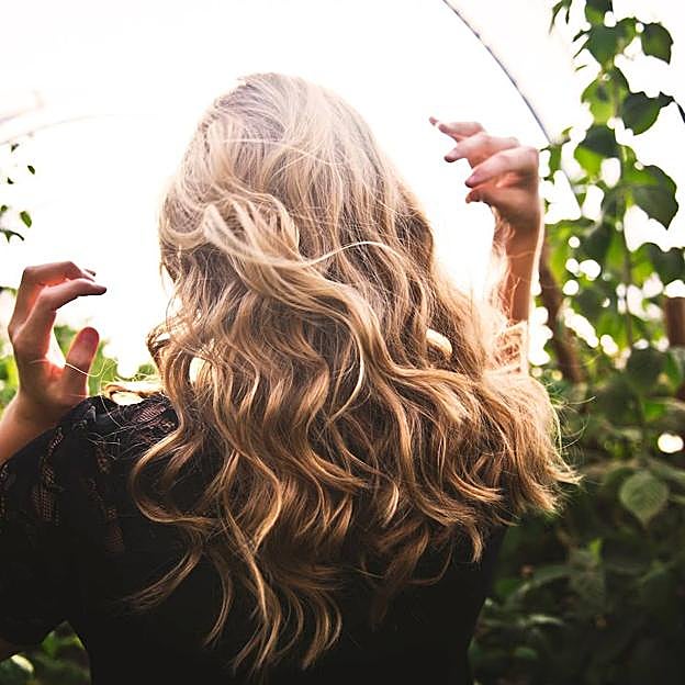 Mujer con pelo al natural