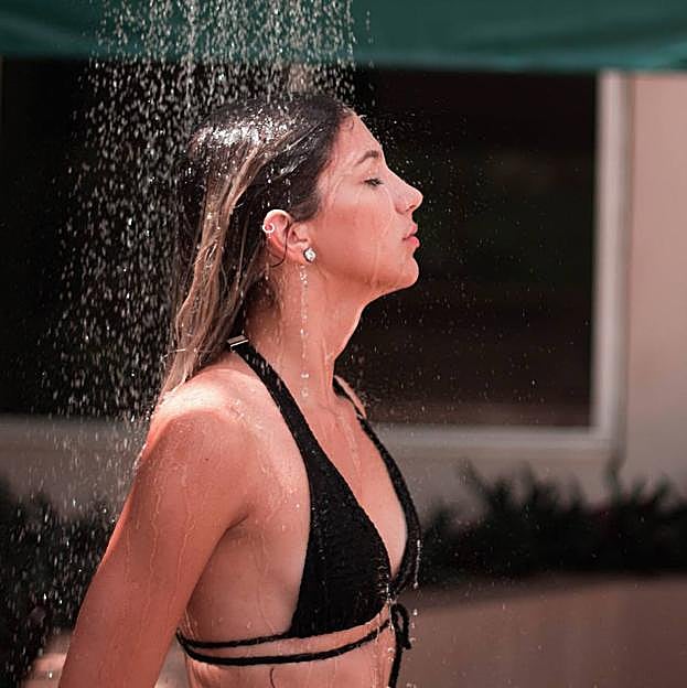 Mujer lavándose el pelo
