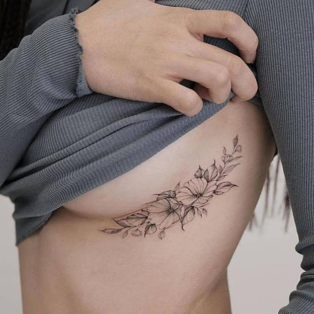 Tatuaje en el pecho para mujer con flores