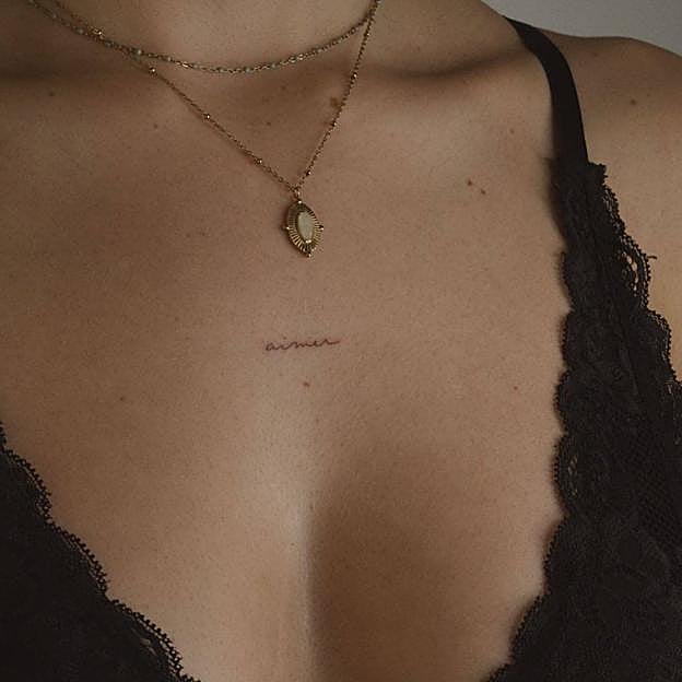 Tatuaje de palabra en el pecho