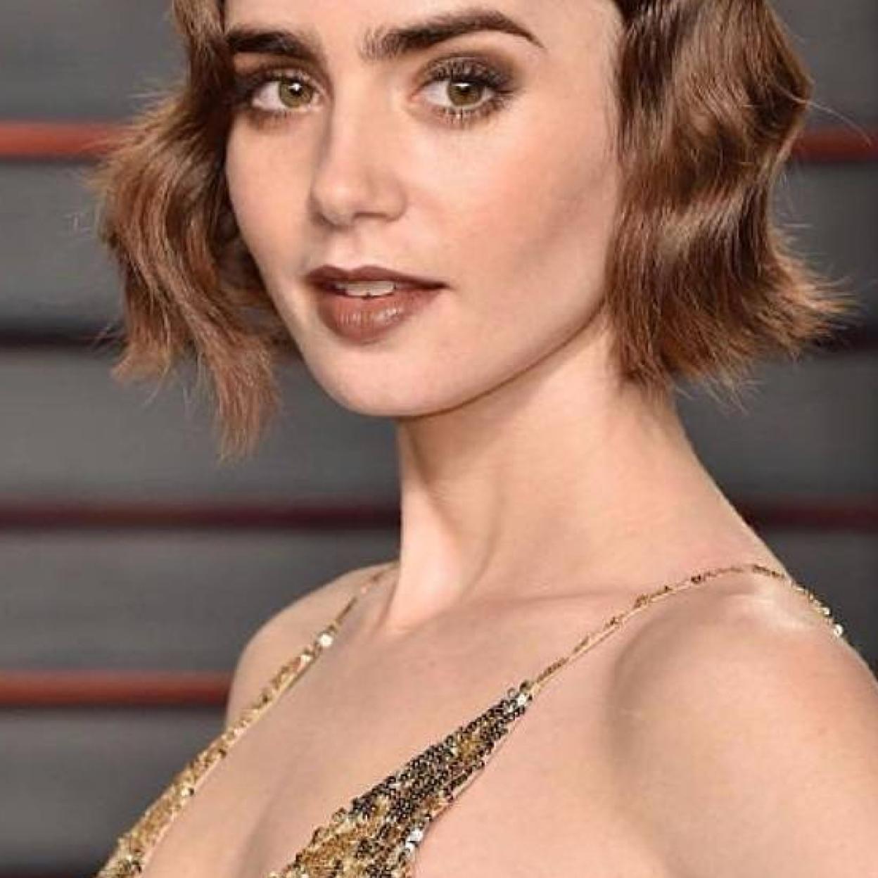 Lily Collins con tatuaje en el pecho