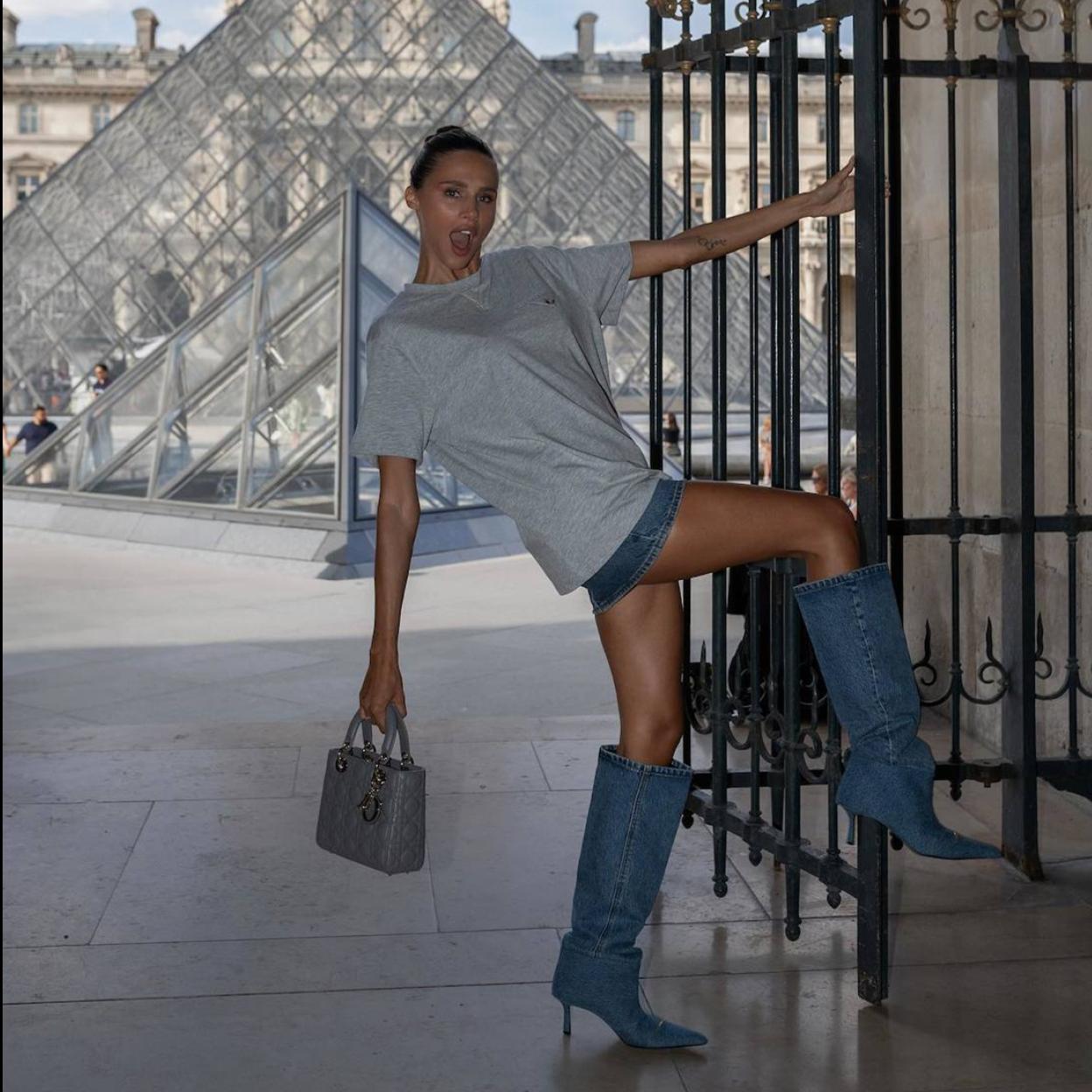 La influencer lleva unos zapatos denim tendencia