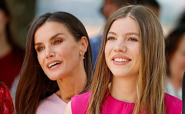 La infanta Sofía es el ojito derecho de su madre, quizá también por tener más afinidades de carácter. 