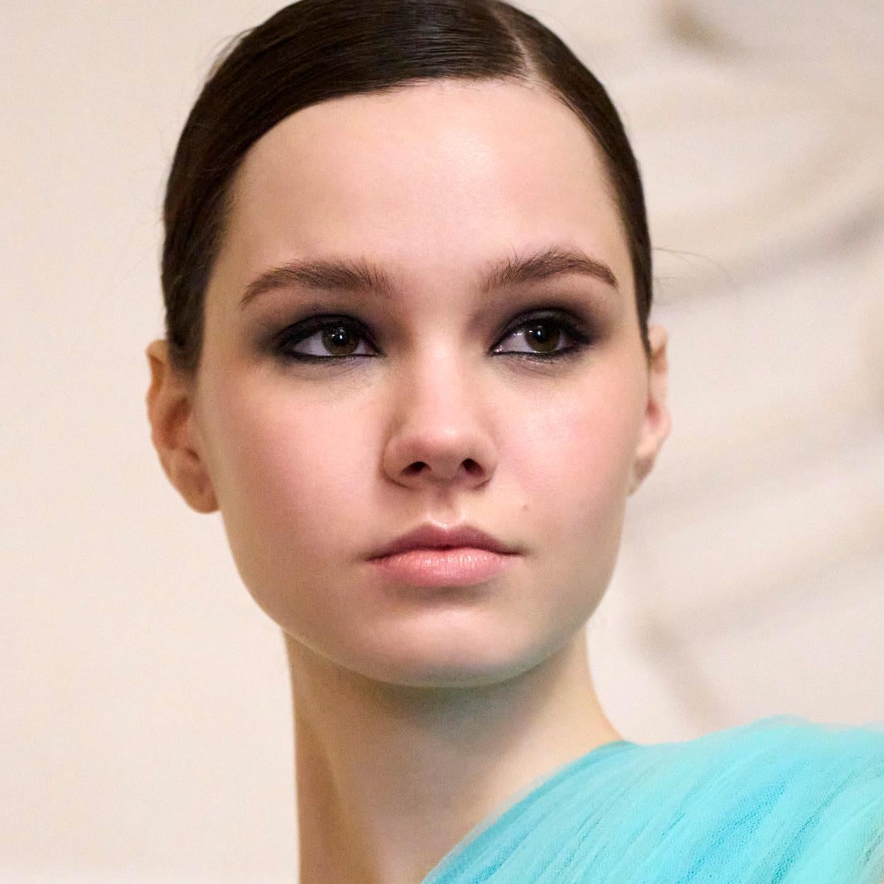 Una mujer con las cejas definidas.