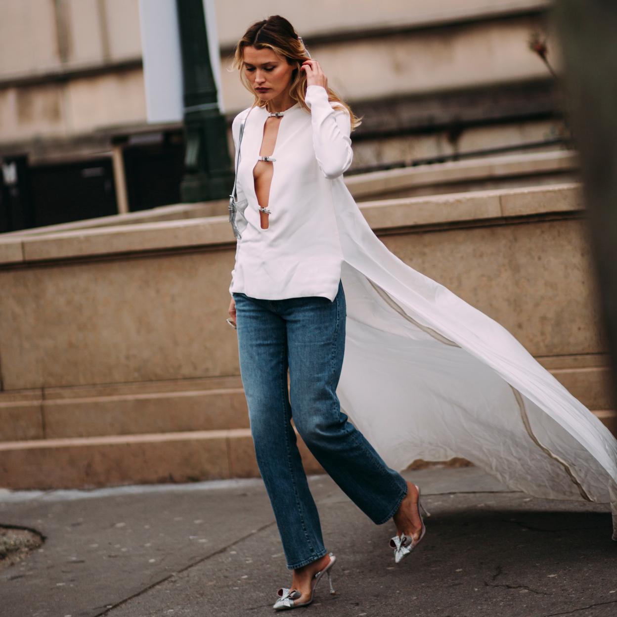 Un look de street style con pantalones vaqueros.