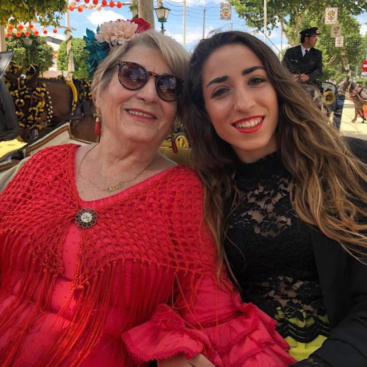 Olga Carmona, junto a su abuela en una imagen de sus redes sociales. 