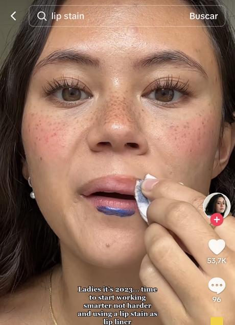 Imagen - Una tiktoker retirándose el tinte de labios con un paño. Foto: @racheldibease