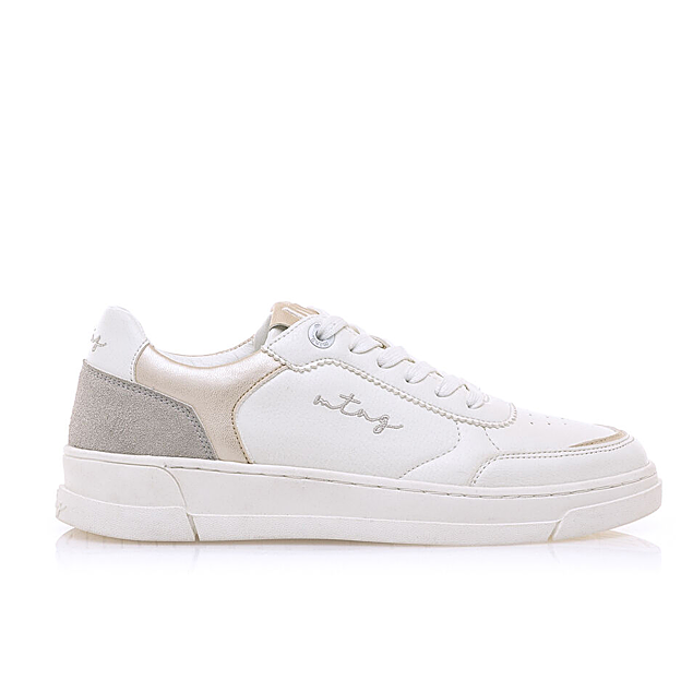 Las zapatillas de Mustang.