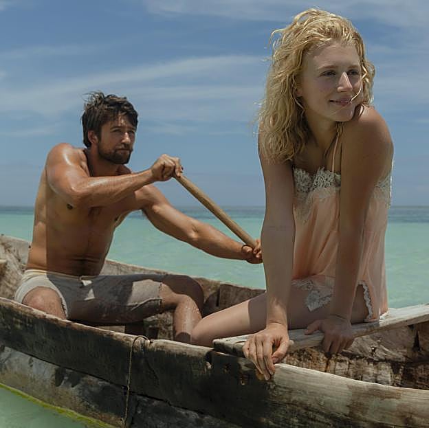 Brandon Sklenar y Julia Schlaepfer como Spencer y alexandra en una imagen de 1923. 