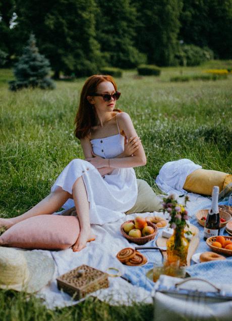 Imagen - Mujer haciendo un picnic/PEXELS