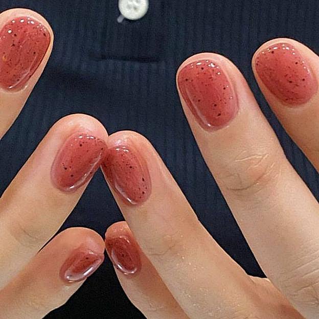 Mujer con manicura coreana