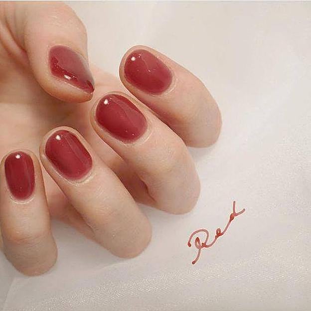 Modelo con uñas tintadas en manicura semipermanente coreana