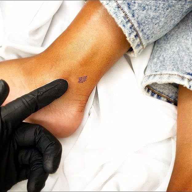 Tatuaje de alas en el tobillo
