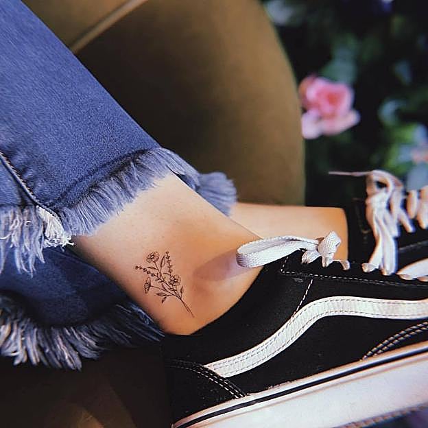 Idea de tatuajes para el tobillo con flores