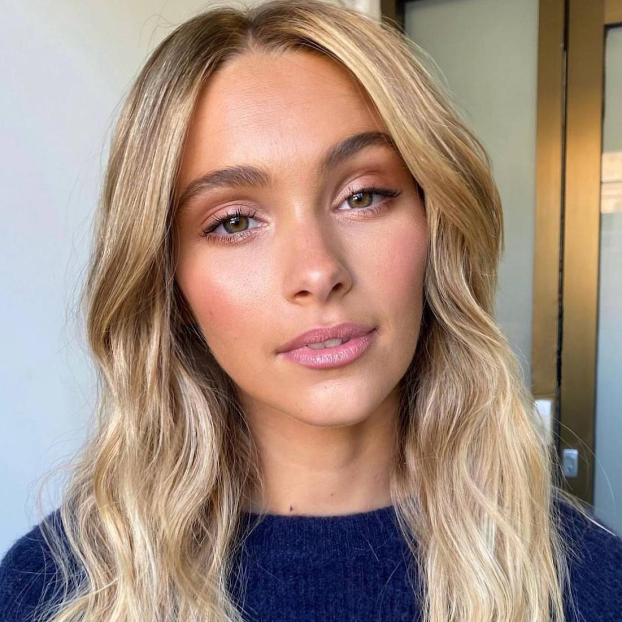 Modelo con piel luminosa