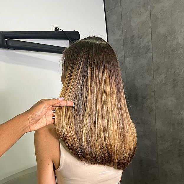 Alisado brasileño en mujer con media melena