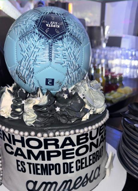 Imagen - La tarta de celebración hacia las jugadoras en la discoteca Amnesia en Ibiza. / Instagram